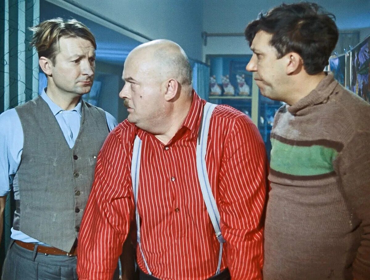 Просыпайся пора на работу. Хватит гулять моргунов. Хватит пора на работу. Хватит пора на работу. Товарищ помни.