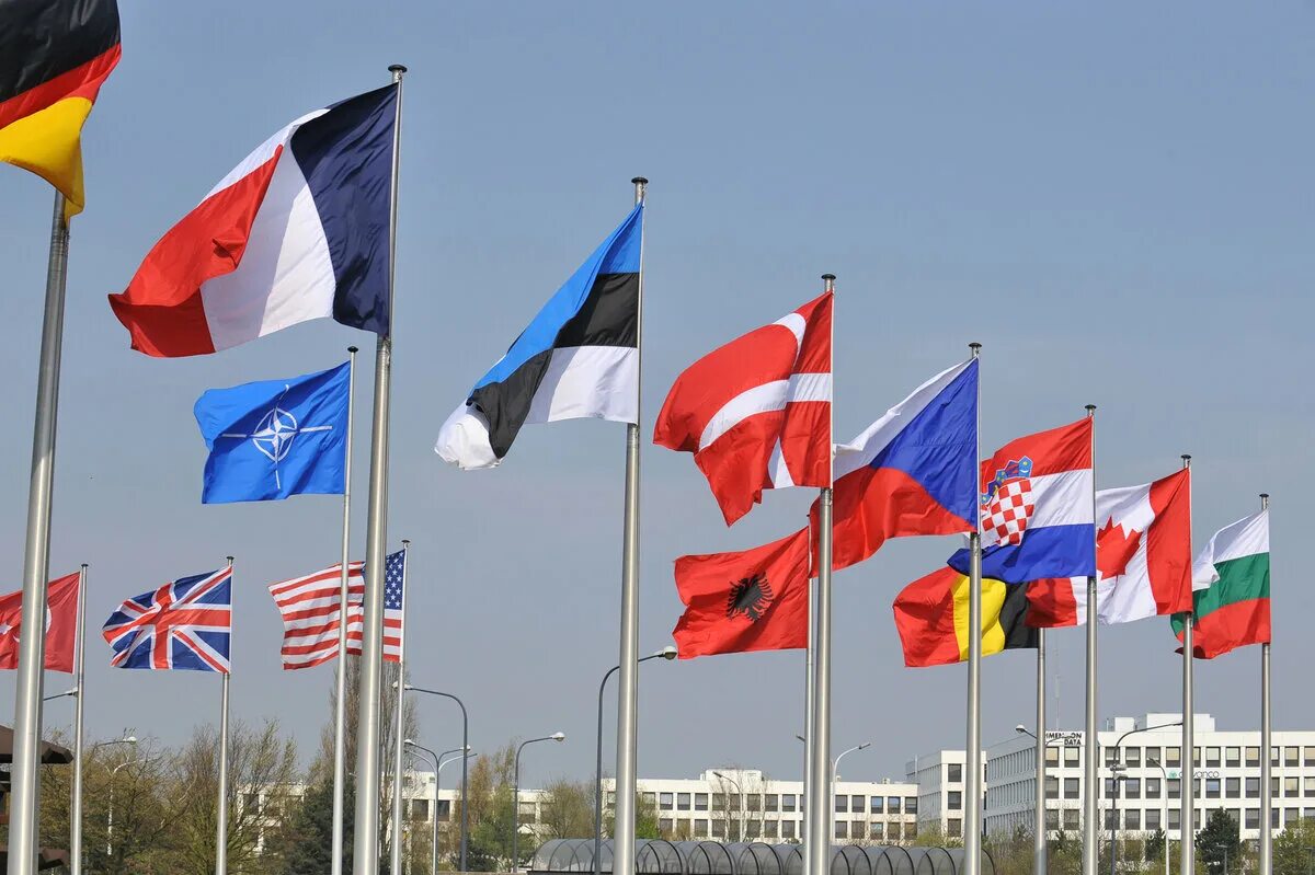 Франция страна нато. Флаги стран НАТО. США НАТО ЕС. Флаг НАТО И ЕС. Флаги стран которые входят в НАТО.