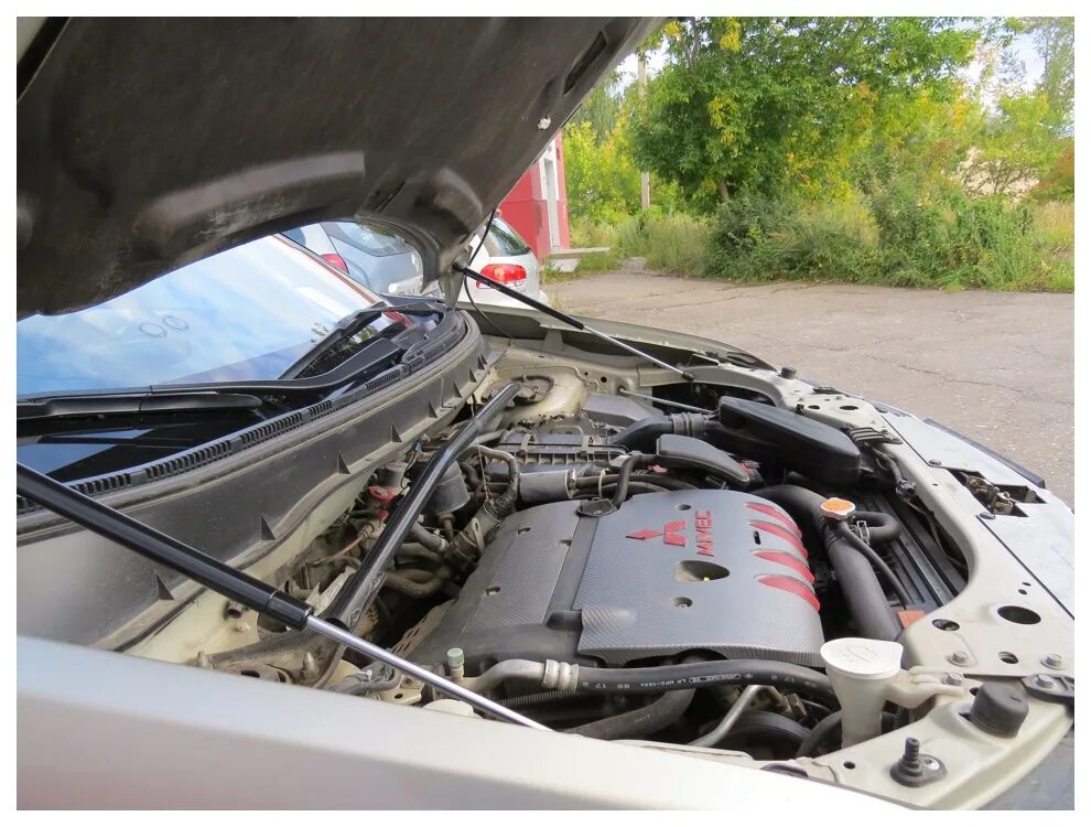 Газовые упоры капота xl 7 2008. Газовые упоры аутлендер хл. Газовые упоры капота. Газовый упор капота аутлендер 1. Упоры капота митсубиси аутлендер 3.