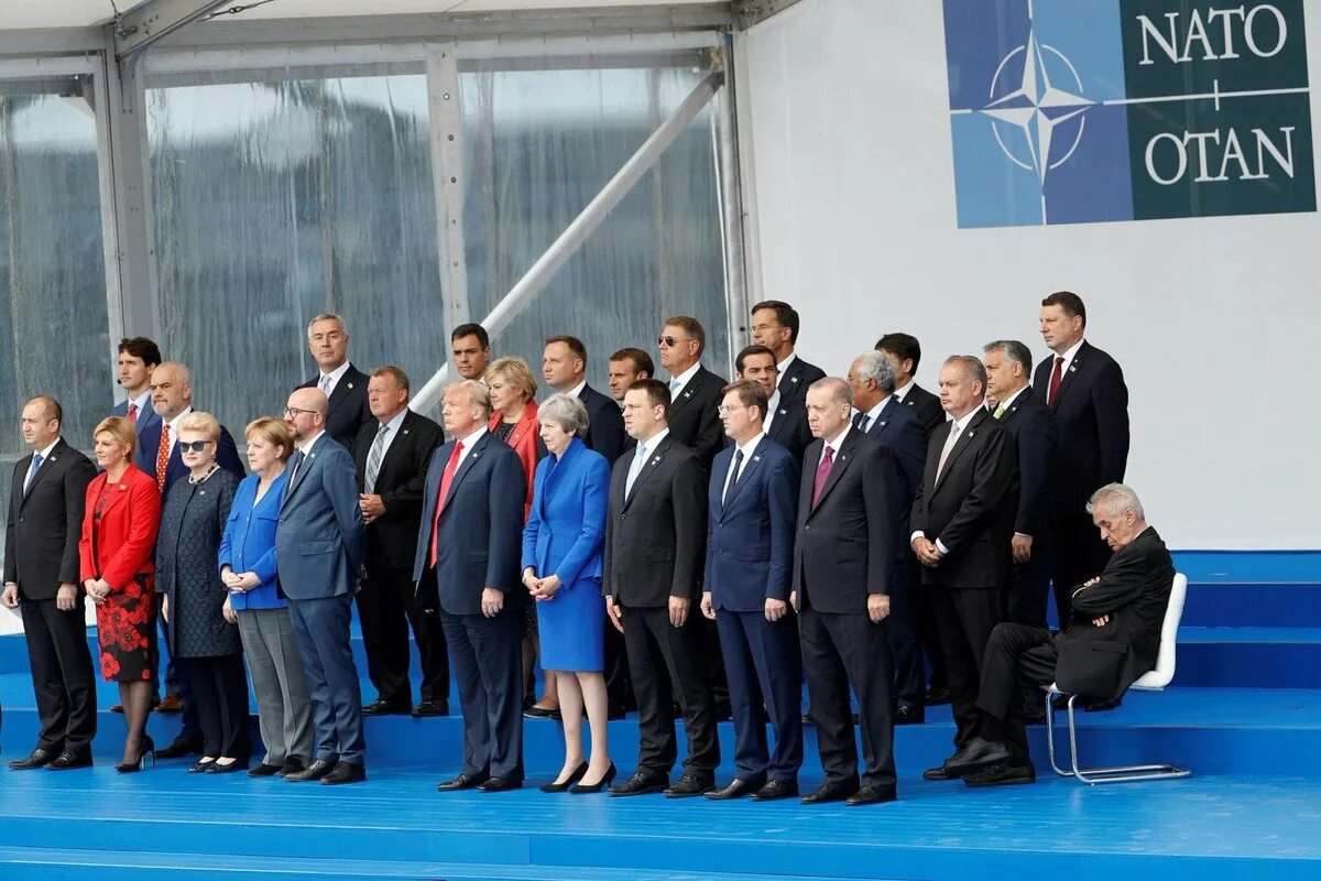 Комментарии нато. Саммит НАТО. НАТО фото участников. Саммит в Чехии фото.