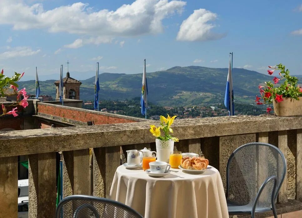 Марино рестораны. Сан-Марино Hotel Titano. Ресторан Сан Марино. Сан Марино Италия отель 5 звезд. San Marino ресторан в Италии на горе.