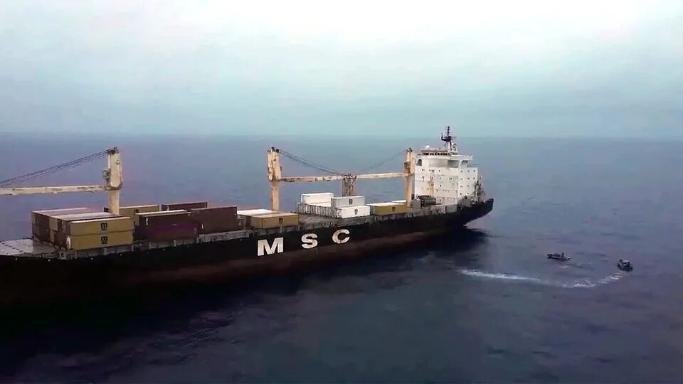 Судно занимавшееся захватом судов. Российские моряки спасли судно в гвинейском заливе. приморье судно. пираты захватили судно. захват судна пиратами.