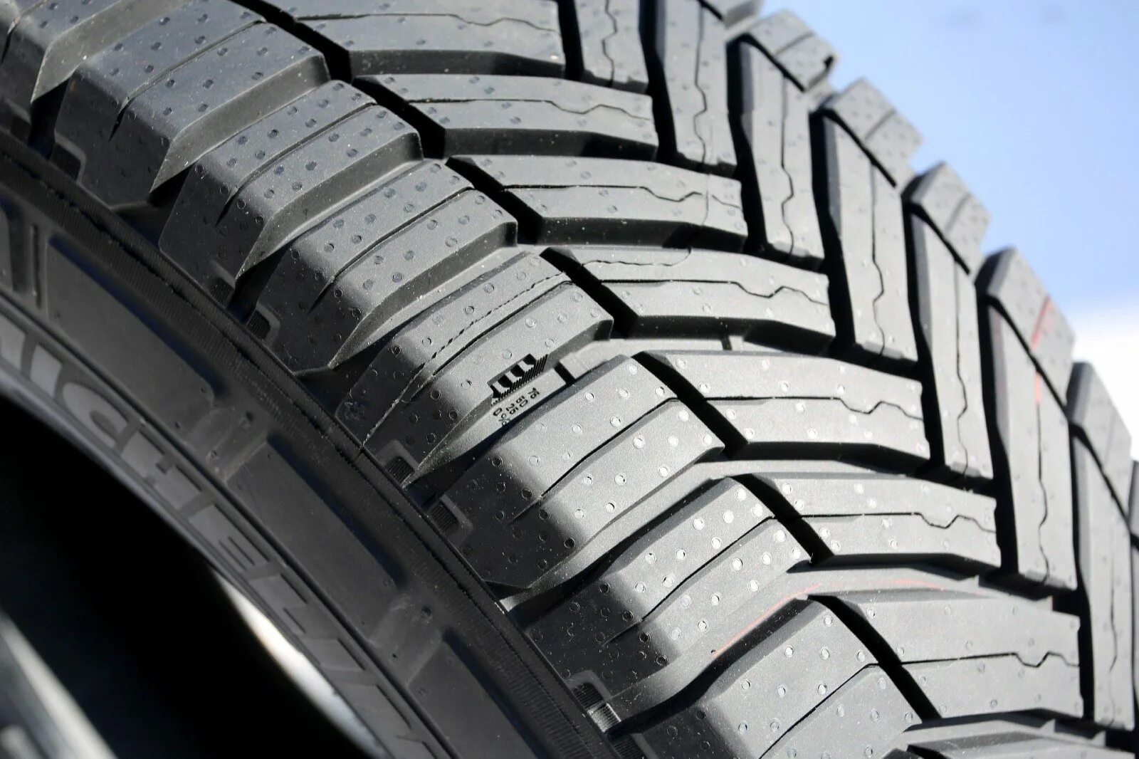 Мишлен 215 65 16 купить. Michelin Agilis CROSSCLIMATE. Мишлен Агилис кросс климат. Michelin Agilis 51 215/65 r16c 106/104t. Michelin 235/65r16c 121/119r Agilis CROSSCLIMATE.