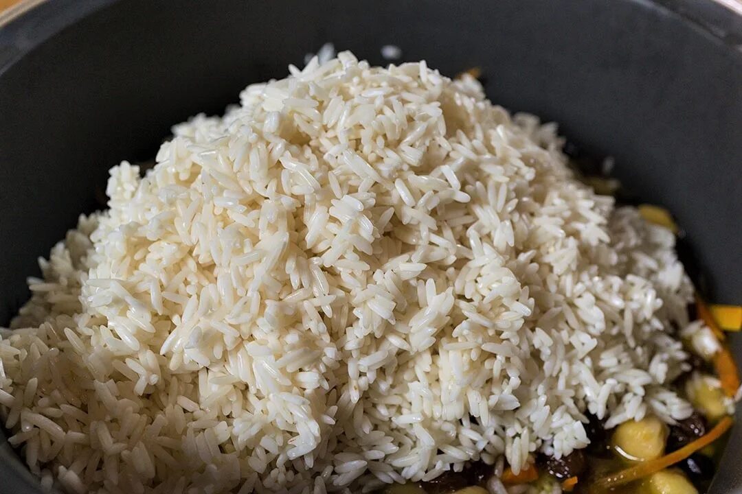 Что можно положить в рис. Рис в казане. Рис для плова. Рис для плова в казане. Рис для плова узбекский.