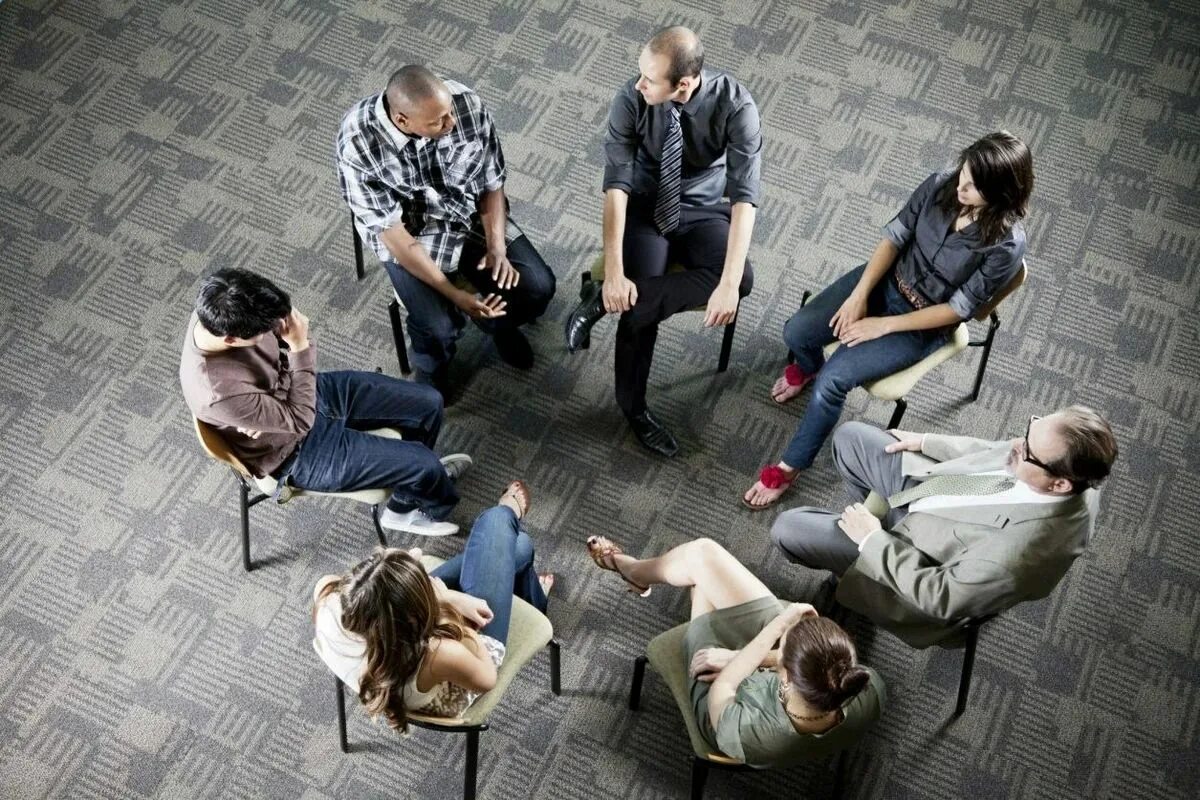 Сообщество анонимных. Психологический тренинг. Заседание анонимных алкоголиков. Собрание анонимных наркозависимых. Группа анонимных наркозависимых.