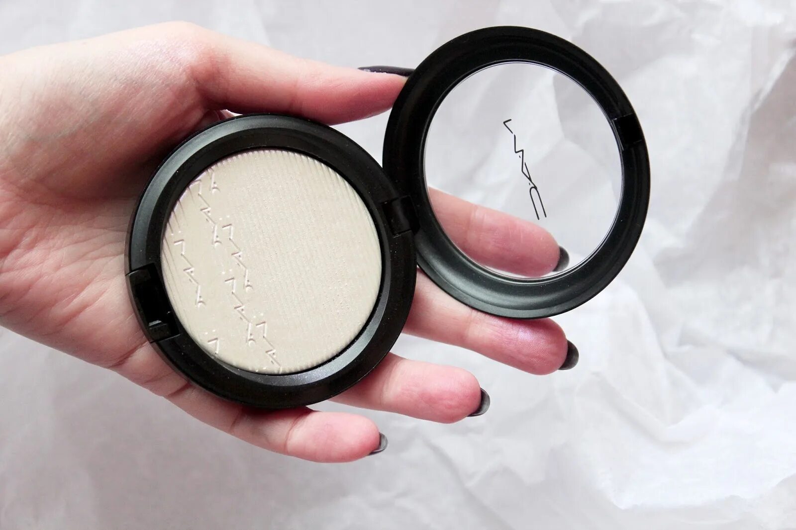 Mac frosted frenzy 2025. Mac extra dimension skinfinish soft forst. mac extra dimension skinfinish оттенки. хайлайтер mac soft frost. mac extra dimension skinfinish свотчи.