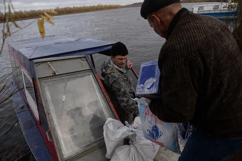 Почта таборы. Труднодоступные населенные пункты россии. катер почта россии. почтовые перевозки по воде. почтовая лодка.