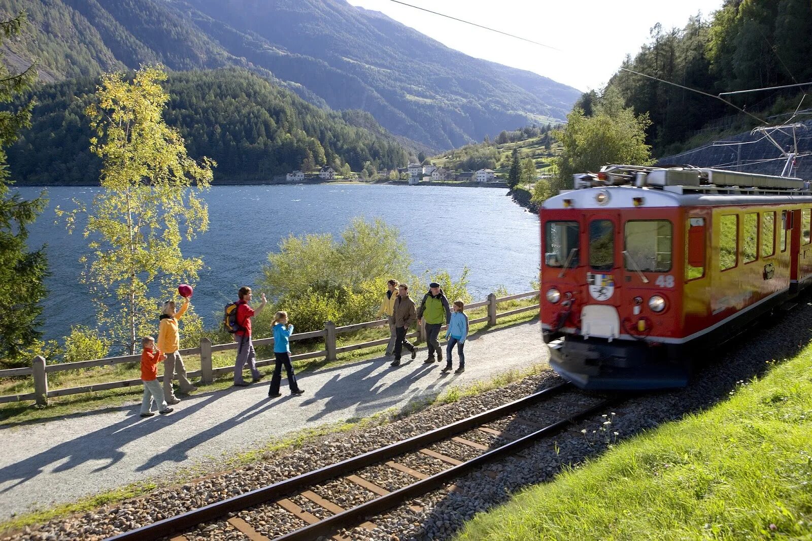 Фломская железная дорога Норвегия. УЖД Швейцарии. Альпийский экспресс Швейцария. Швейцария туристический поезд. Travel поезд