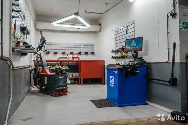 Шиномонтаж академика. Шиномонтаж академика. Шиномонтаж томск. Шиномонтаж ремонтная мастерская вид снаружи. Шиномонтаж академика.