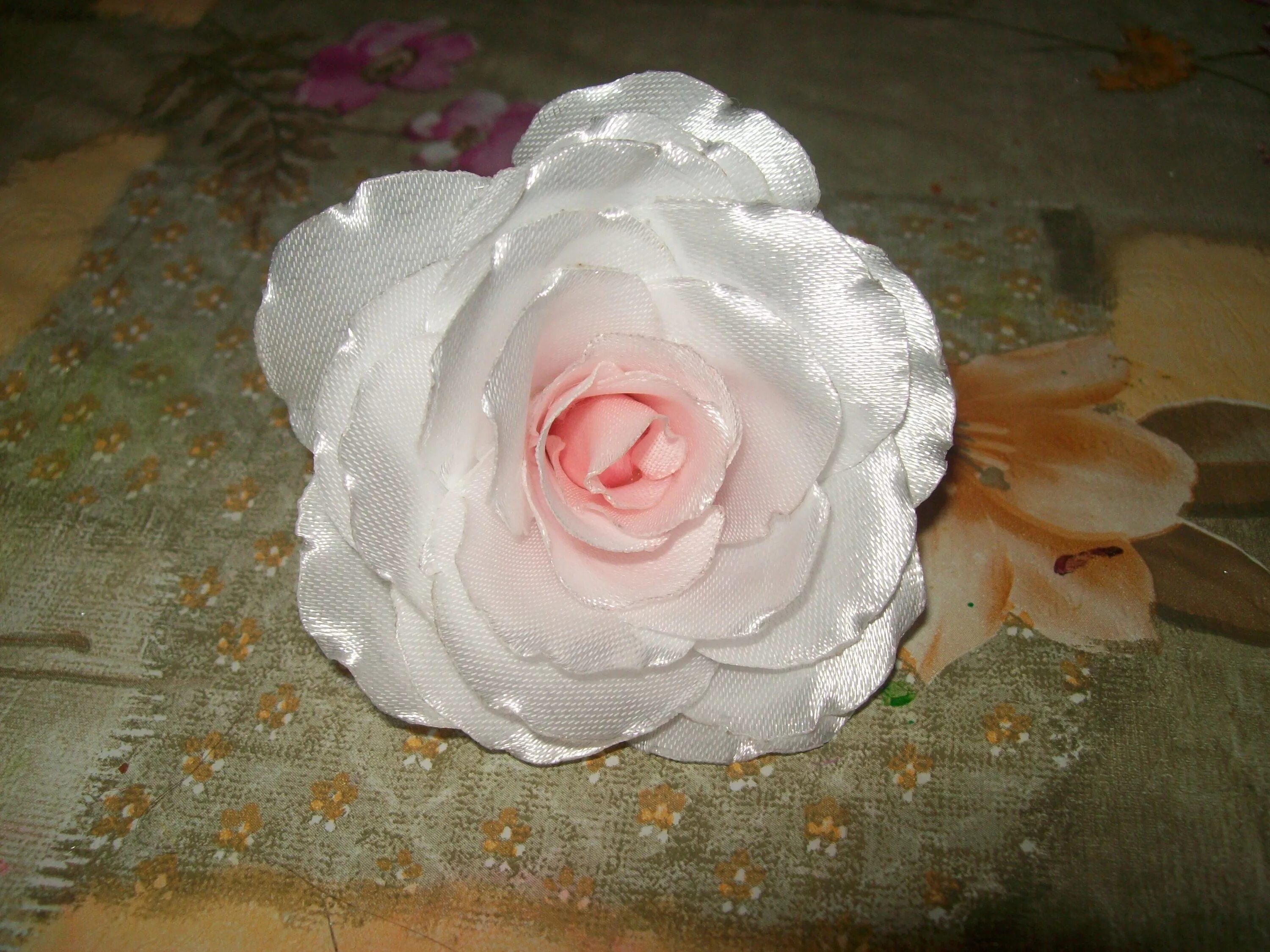 Розы из атласных лент. Атласные розы. Белые розы из атласных лент. Белые розы из лент. Розы из атласных лент с блестками