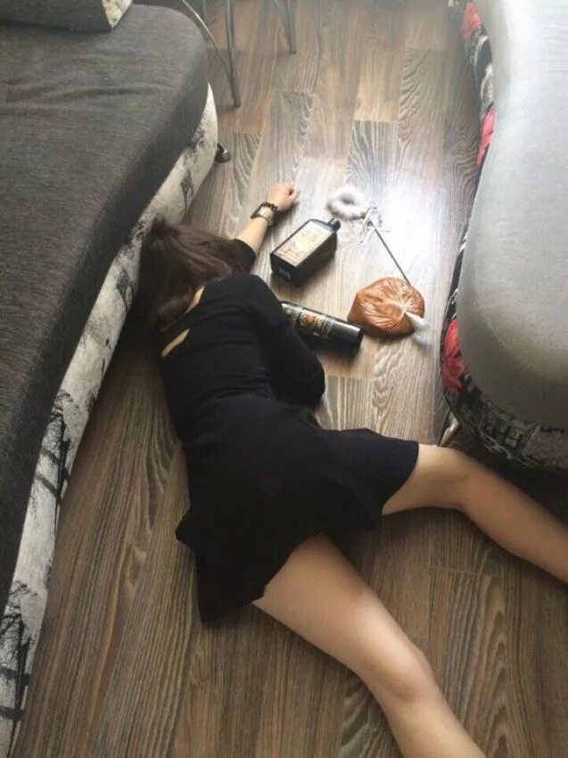 Пьяную русскую брюнетку