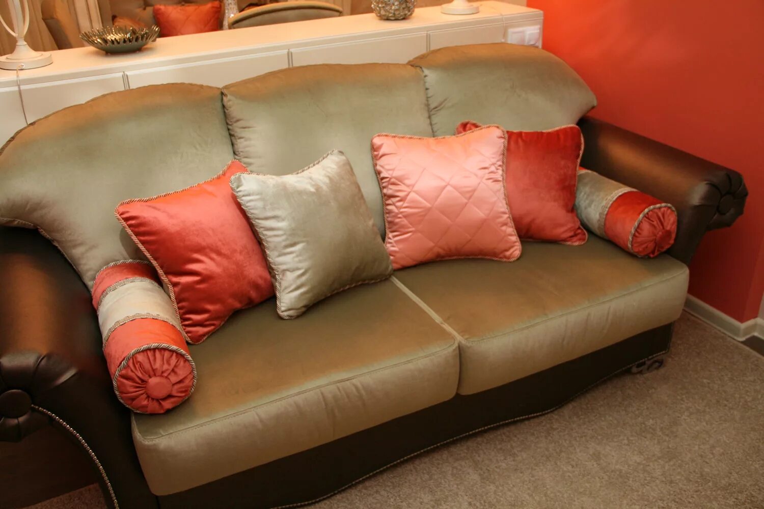Подушки на диван фото. Красивые валики на диван. Диван с валиками и подушками. Заплатка на кожаный диван. Подушки для бежевого кожаного дивана.