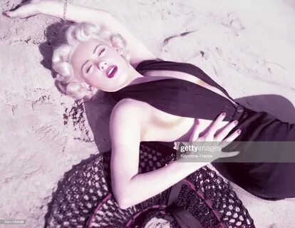 L'actrice américaine Mamie Van Doren allongée sur le sable, circa... 