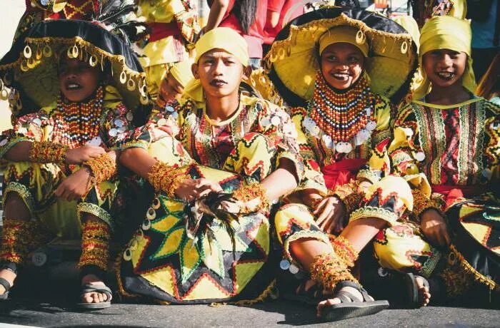 Филиппины народы висайя одежда. Филиппины жители. Филиппины народы висайя одежда. Филиппины люди. Население манилы филиппины.