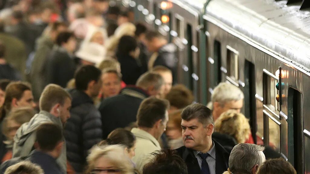 4 часа в метро. Московское метро в час пик. метро библиотека имени ленина в час пик. метро москва час пик вагон. московское метро поезда часпик.