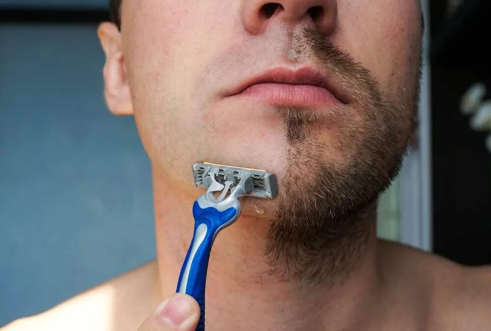 Shaving dick. Бритва для бороды одноразовая. Гладкое бритье для мужчин. Одноразовый станки для бороды. Направление бритья.