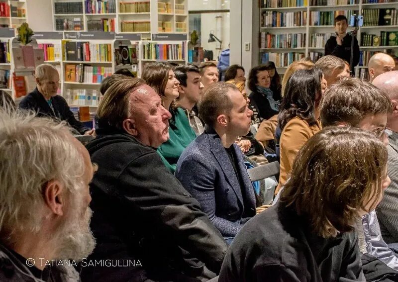 Современный студент. Аудитория сми. Актер и зритель. Фотосессия в библиотеке. Читатель зритель.