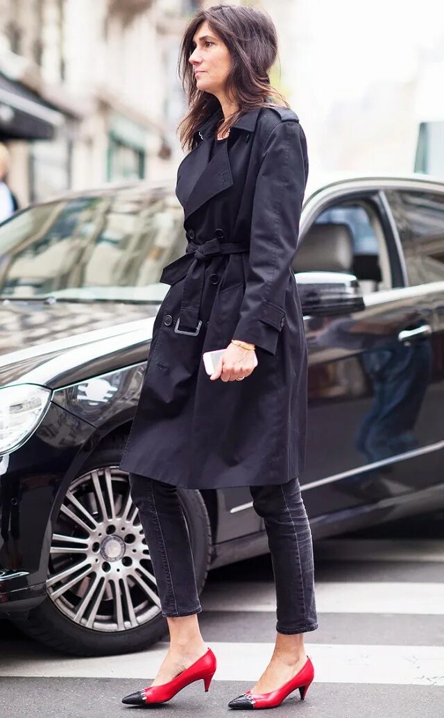 Тренчкот тотал блэк. Эммануэль альт 2023. Образ тотал блэк. Street style черный тренч. Плащ тренч черный.
