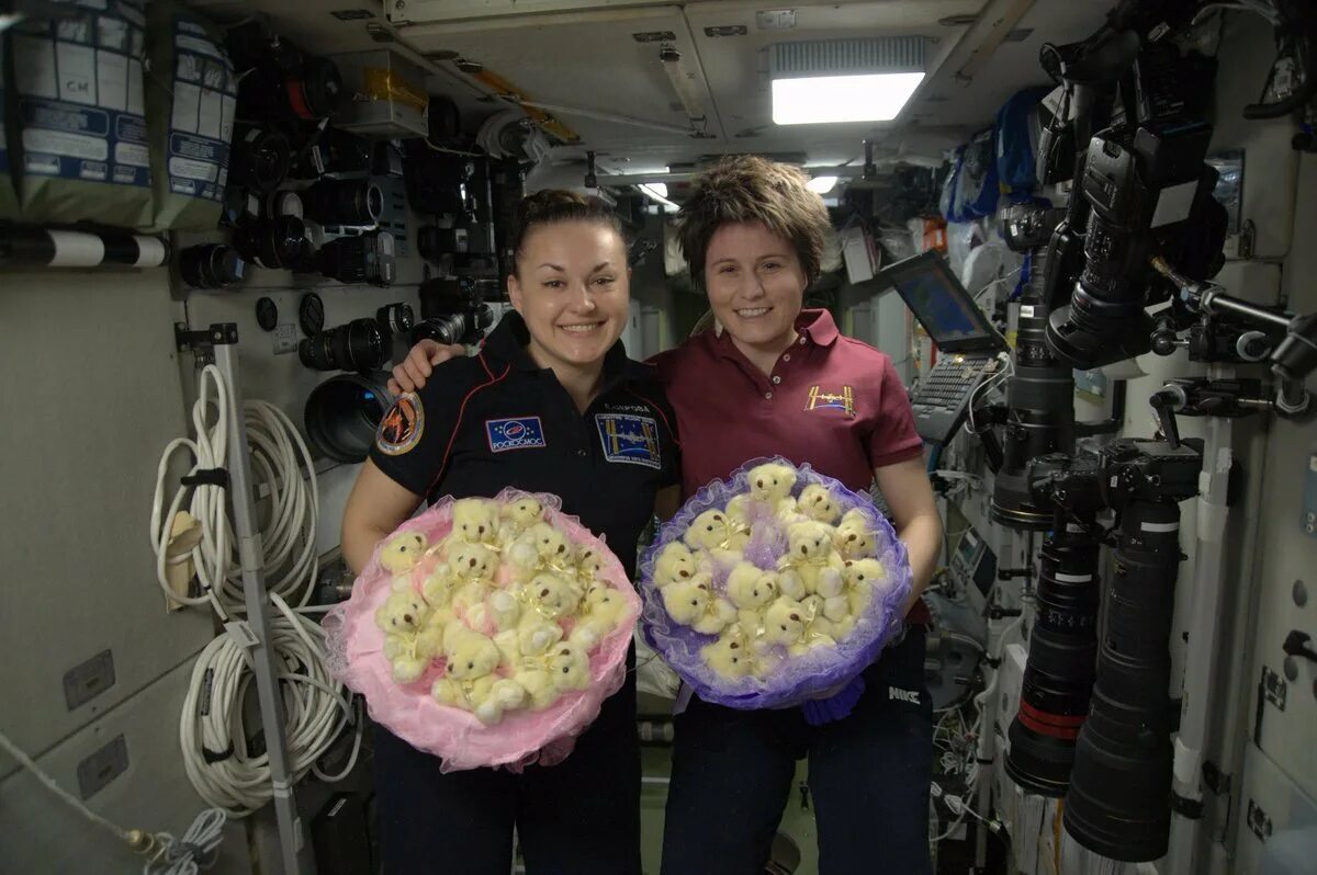 Какие конфеты первыми побывали в космосе. Космонавт Серова на МКС.