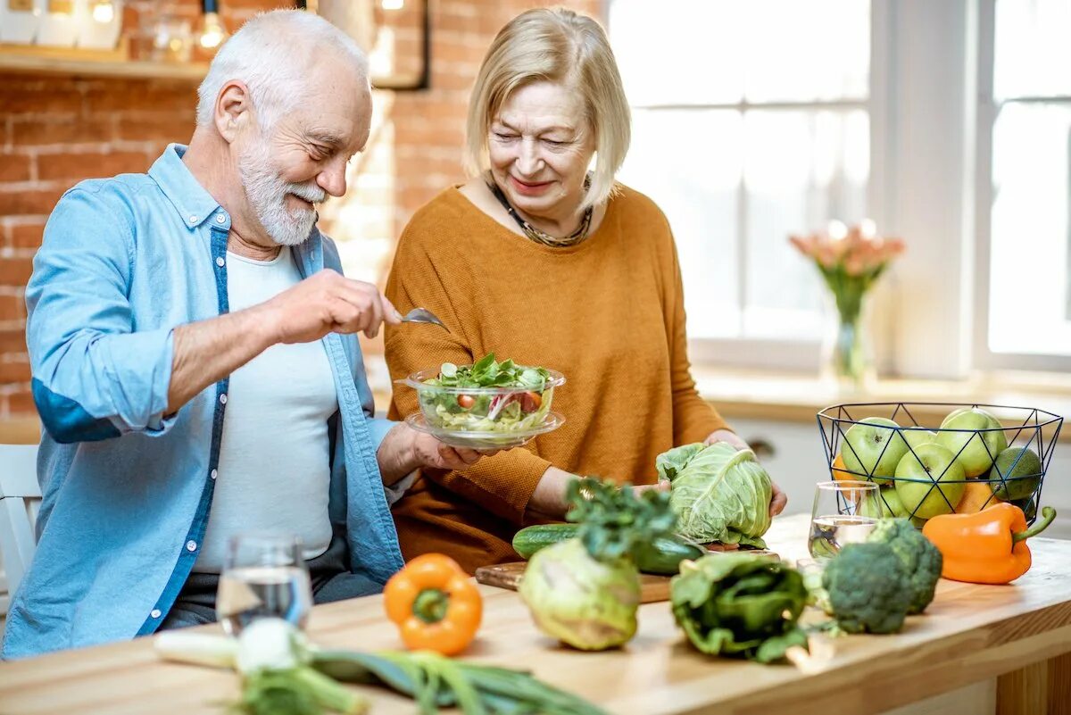 Living old age. Питание пожилых людей. Здоровое питание для пожилых. Правильное питание для пожилых. Здоровая пища для пожилых.