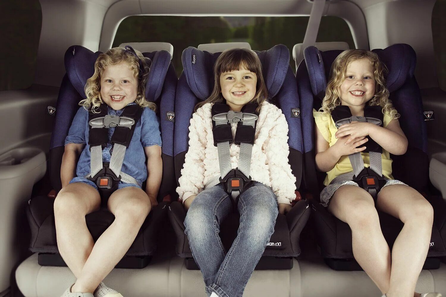 Безопасность ребенка на заднем сидение автомобиля. Ребенок в детском кресле. Детское автокресло. Взрослый в автокресле. Автомобиль для детей.