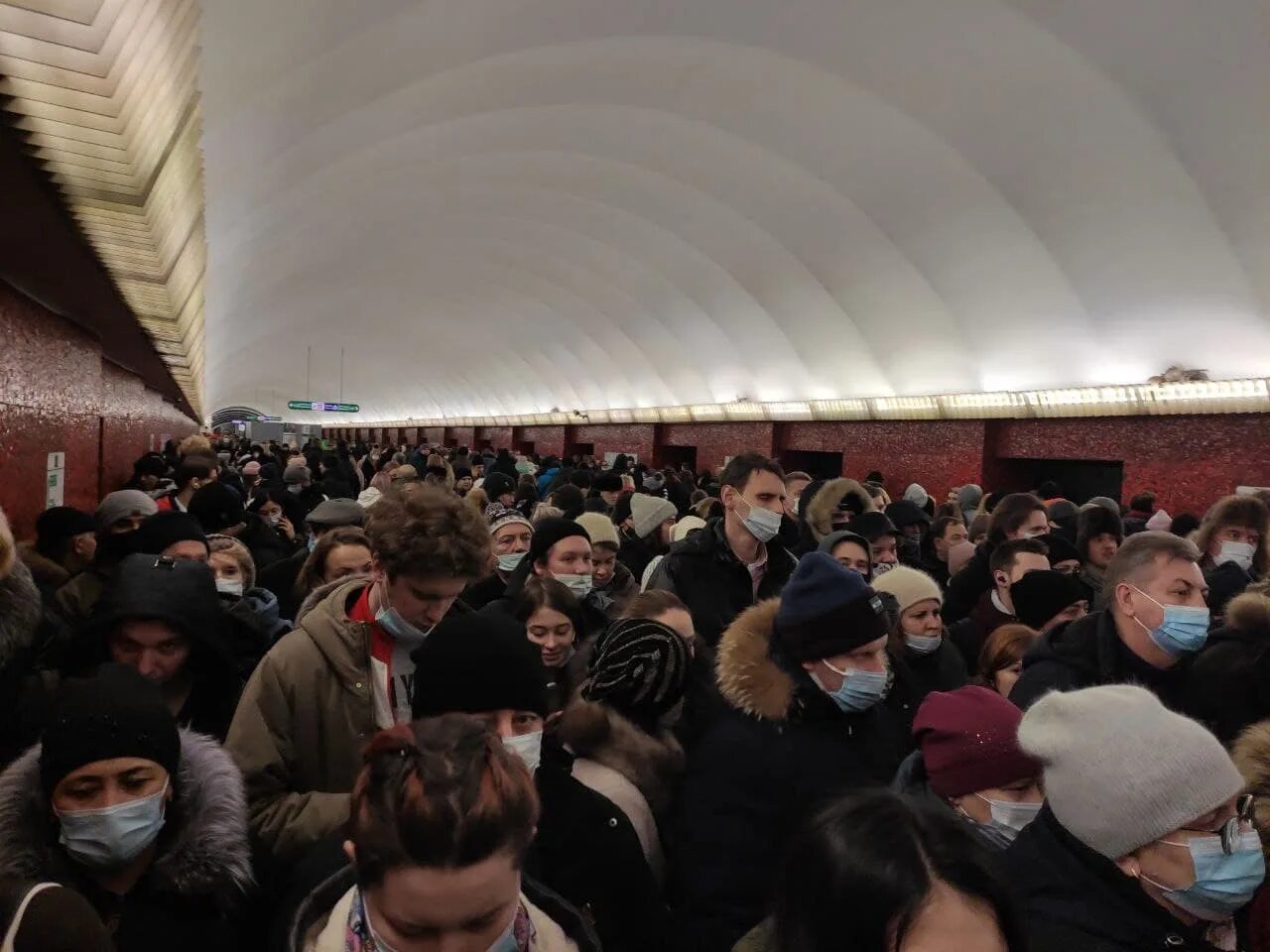 Чкаловская переход. Площадь Восстания час пик метро. Площадь Восстания эскалатор на Маяковскую. Метро Бауманская час пик. Давка в метро Девяткино.