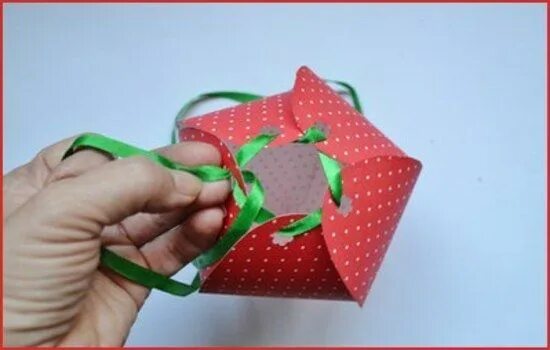 Коробочка из бумаги клубника. Ягодный бокс в подарок пошагово. Клубника из бумаги объемная. Клубника из бумаги объемная. Подарки своимир руками.