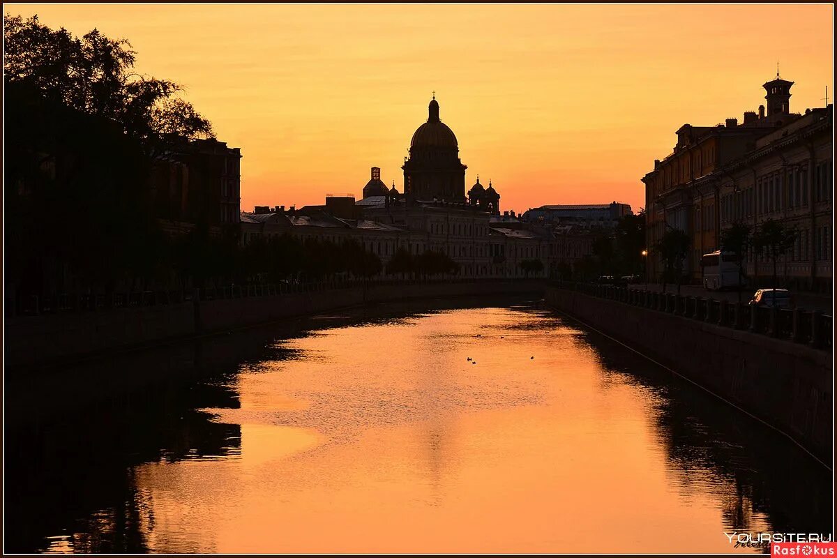 Рассвет в санкт петербурге. Санкт-Петербург река рассвет. Рассвет в СПБ В белые ночи.