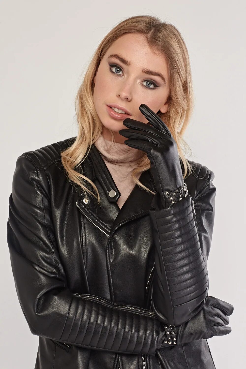 Девушка в кожаных перчатках. Leather Coat Gloved. Leather Jacket Leather Gloves. Девушка в лаковой куртке.