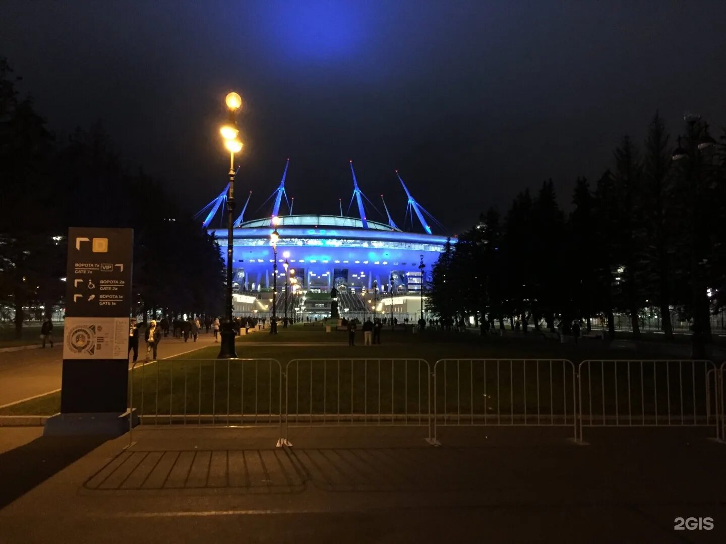 Футбольная аллея 1 санкт-петербург. Васильевский остров стадион зенит. Футбольная аллея 1 газпром. Газпром арена футбольная аллея. Санкт петербург футбольная аллея.