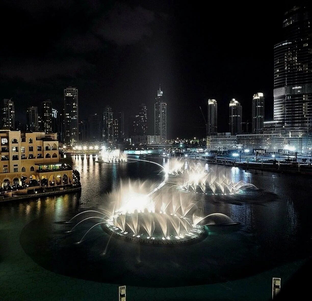 Дубайские видео. Поющие фонтаны Бурдж Халифа. Дубай фонтаны Бурдж Халифа. Dubai Fountain Дубай. Фонтан Дубай (Танцующий фонтан) / Dubai Fountain.
