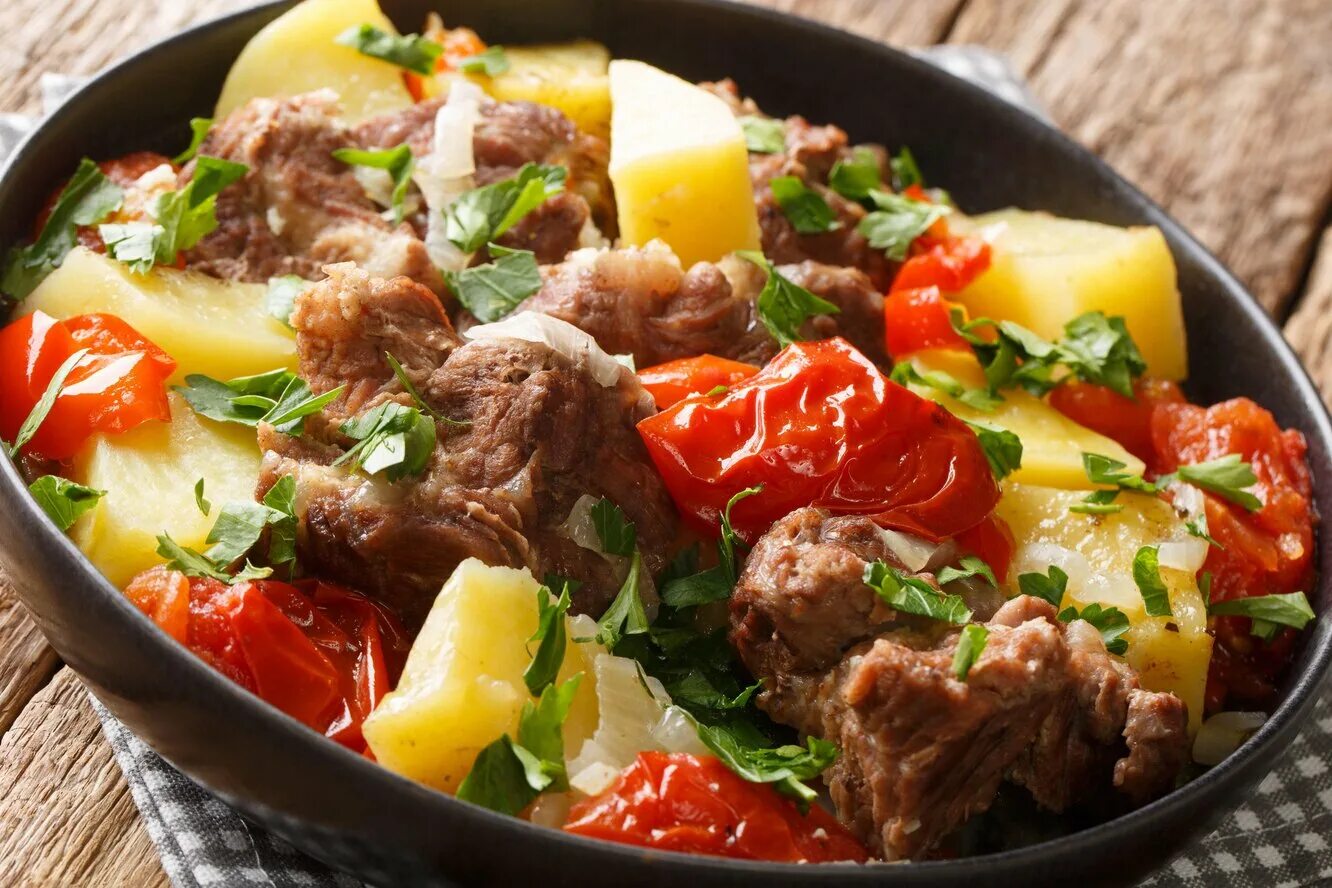 Хашлама из баранины с картофелем и овощами. Хашлама с овощами. хашлама с бараньей лопаткой. хашлама из кролика. хашлама из хвоста говядины.