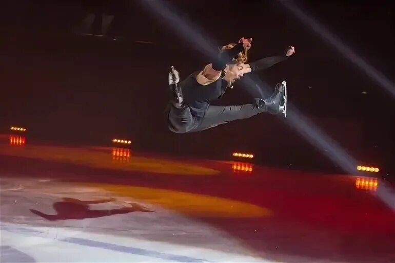 Фигурист выступающий в ледовом шоу 5 букв. Групповое фото с шоу чемпиона на льду. Каток в кремле астрахань. Фигуристки россии. Фигурист выступающий в ледовом шоу 5 букв.