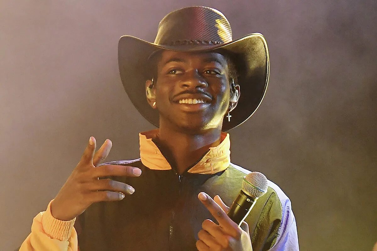 Little cowboy ready to go. Ковбой Lil nas. Lil nas x в золотых доспехах. Lil nas x old Town. Лил нас Икс ковбой.