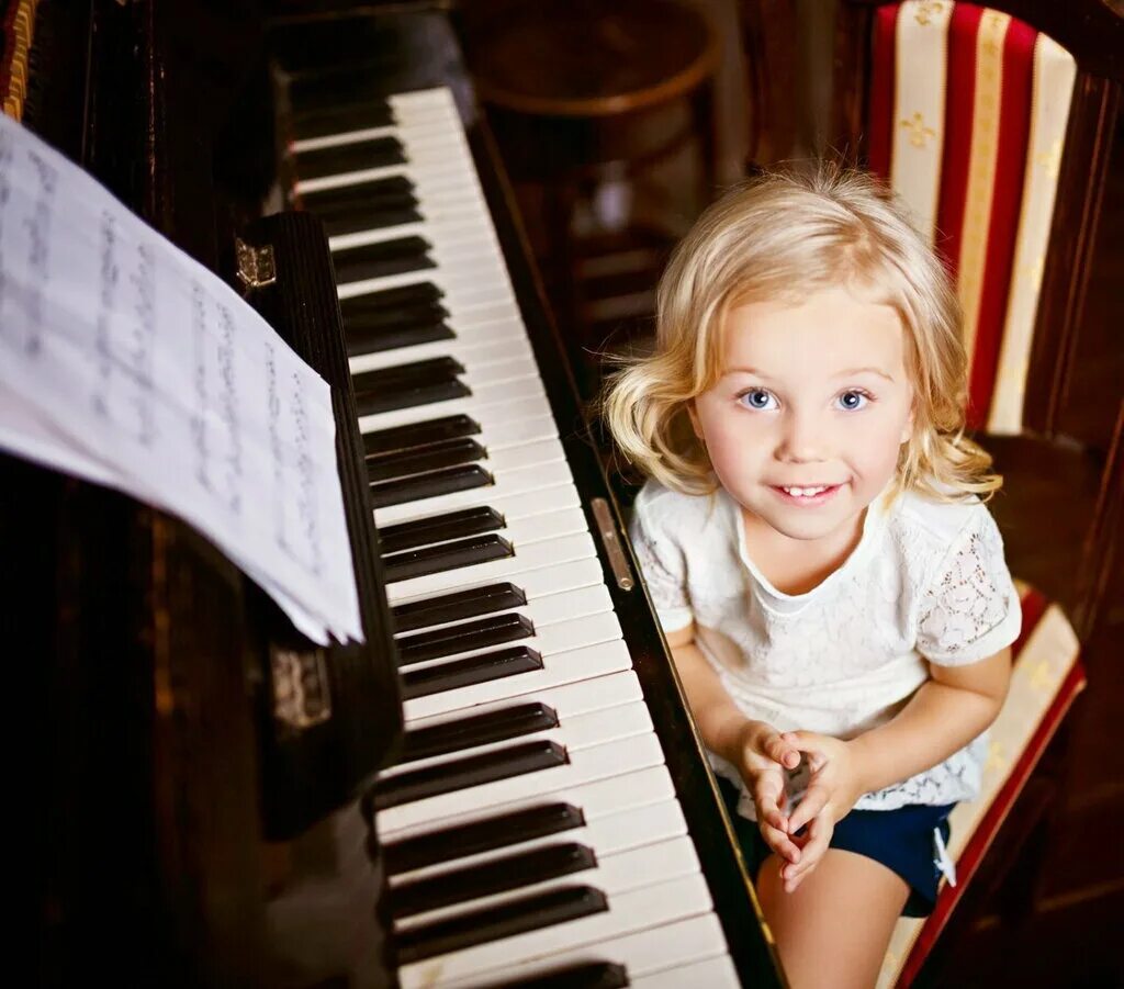 Дети в музыкальной школе. Фортепиано для детей. Музыкальные занятия для детей. Пианино для детей.