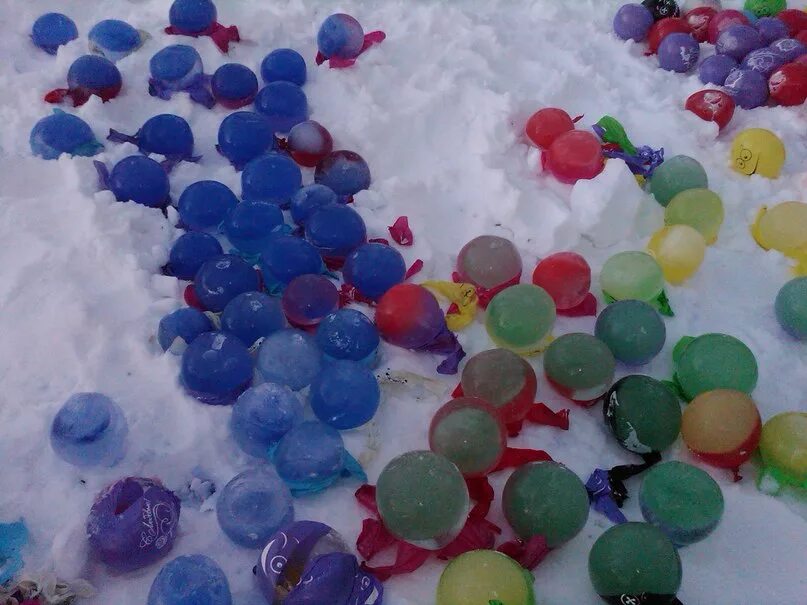 Шарики изо льда. Цветные ледяные шары. Ледяные разноцветные шарики. Цветной лед. Цветные ледяные шары из воздушных шариков.