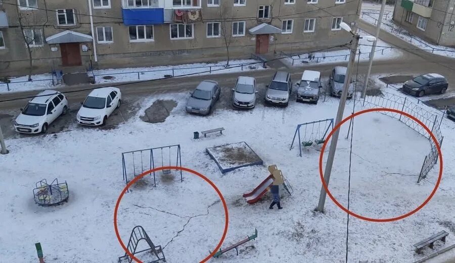 Землетрясение в башкирии. Трещины на детской площадке. землетрясение в уфе. асламаса 1 детская площадка трескается. трещины в земле зелёные горки томск 2025.