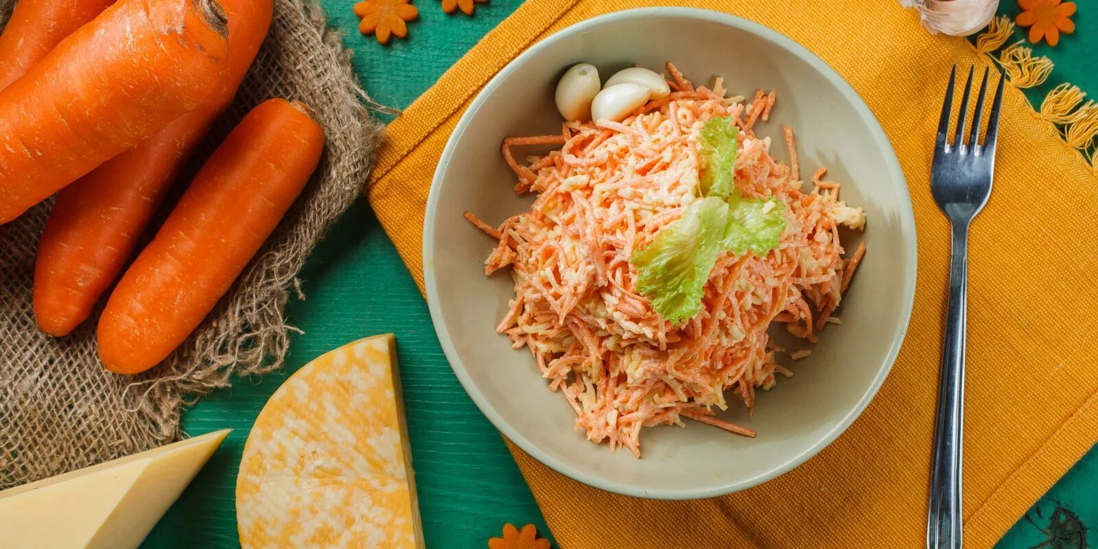 Морковь плавленый сырок. Морковный салат с чесноком. Салат морковный с сыром. Салат морковь с чесноком. Салат с морковкой и чесноком.