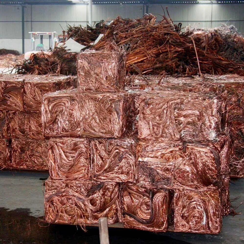 Сколько кило меди. Лом меди (а-1-2, а-1-2а) мик. 100 кг меди. 1 килограмм меди. лом меди.