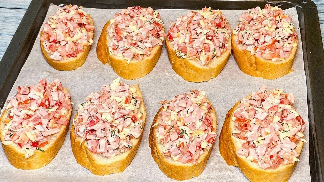 Бутерброды на скорую руку. Бутерброды с сыром в духовке. Горячие бутерброды. Бутерброды в духовке с колбасой и сыром и помидорами. Горячие бутерброды в духовке.