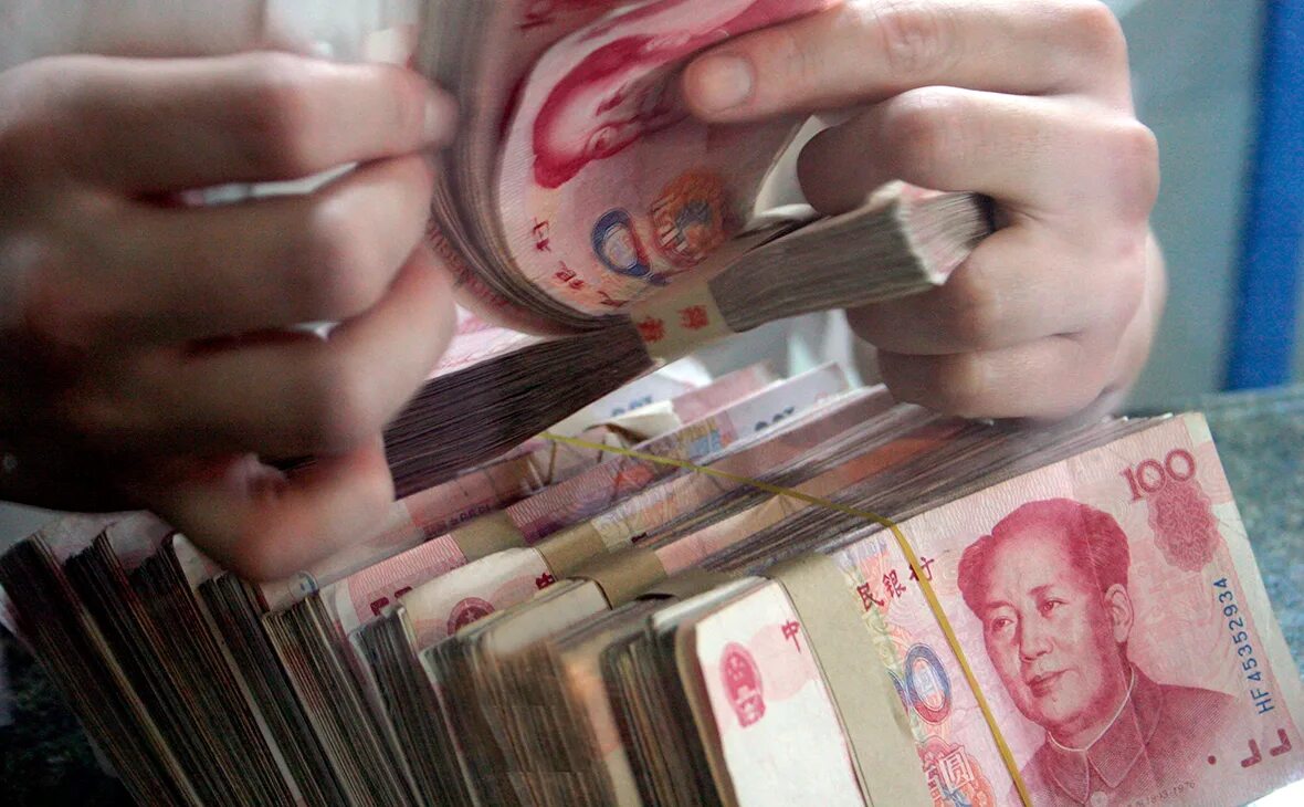 Миллион юаней в рублях 2024. Китайские деньги. Китайский юань. Китаец с деньгами. Заплатить в юанях.