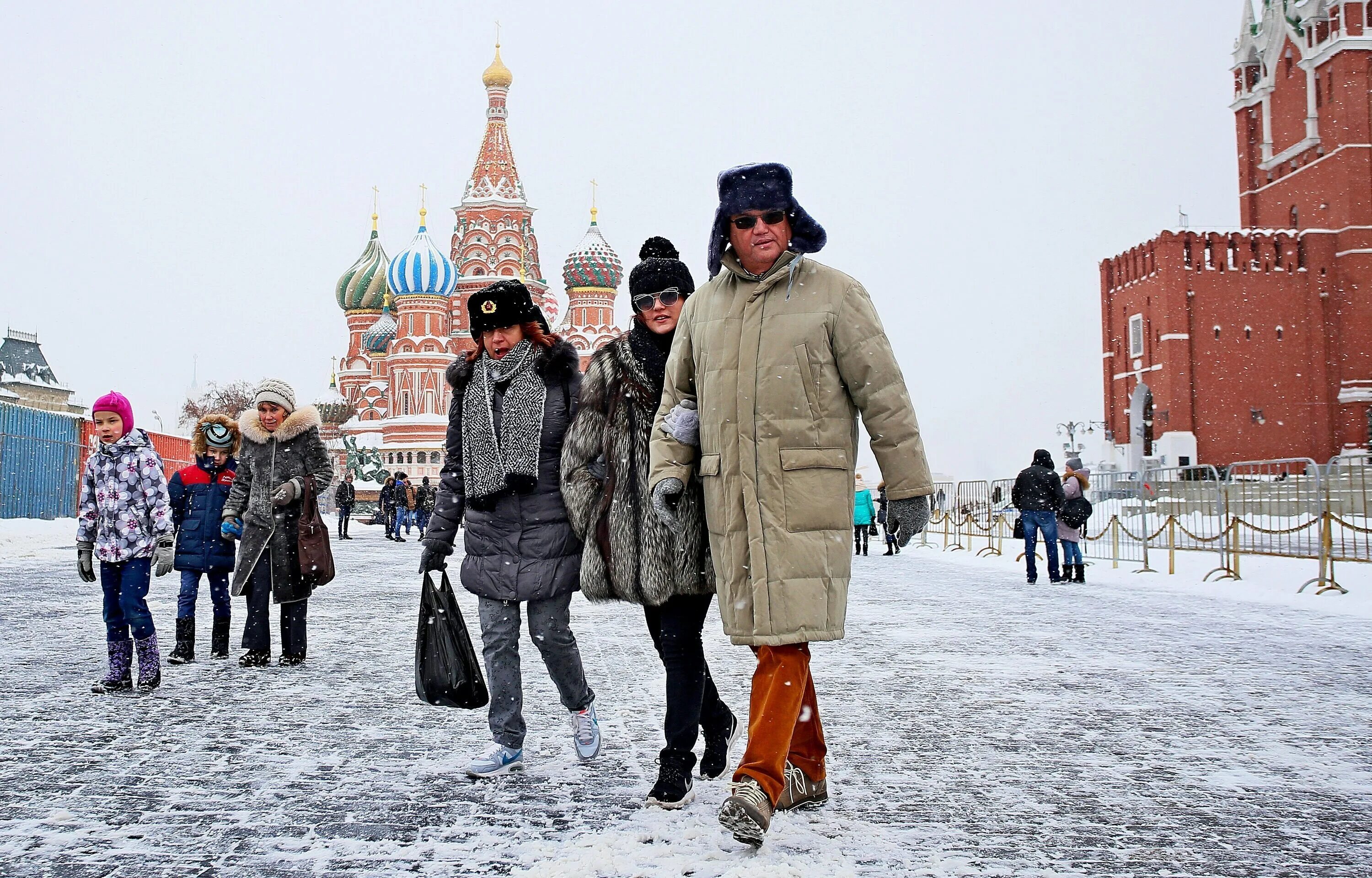 В чем сейчас ходят люди. Люди зимой на улице. Люди в Москве зимой. Люди на улице зимой Россия. Зима в Москве.