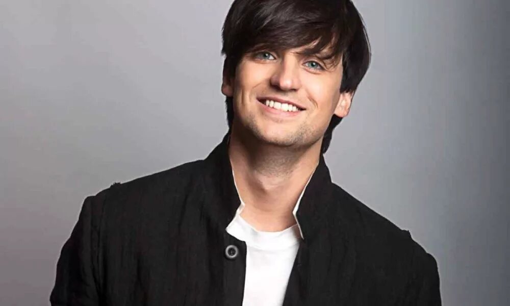 данил плужников сейчас. мало певцов. мало певцов. мальчик поет.