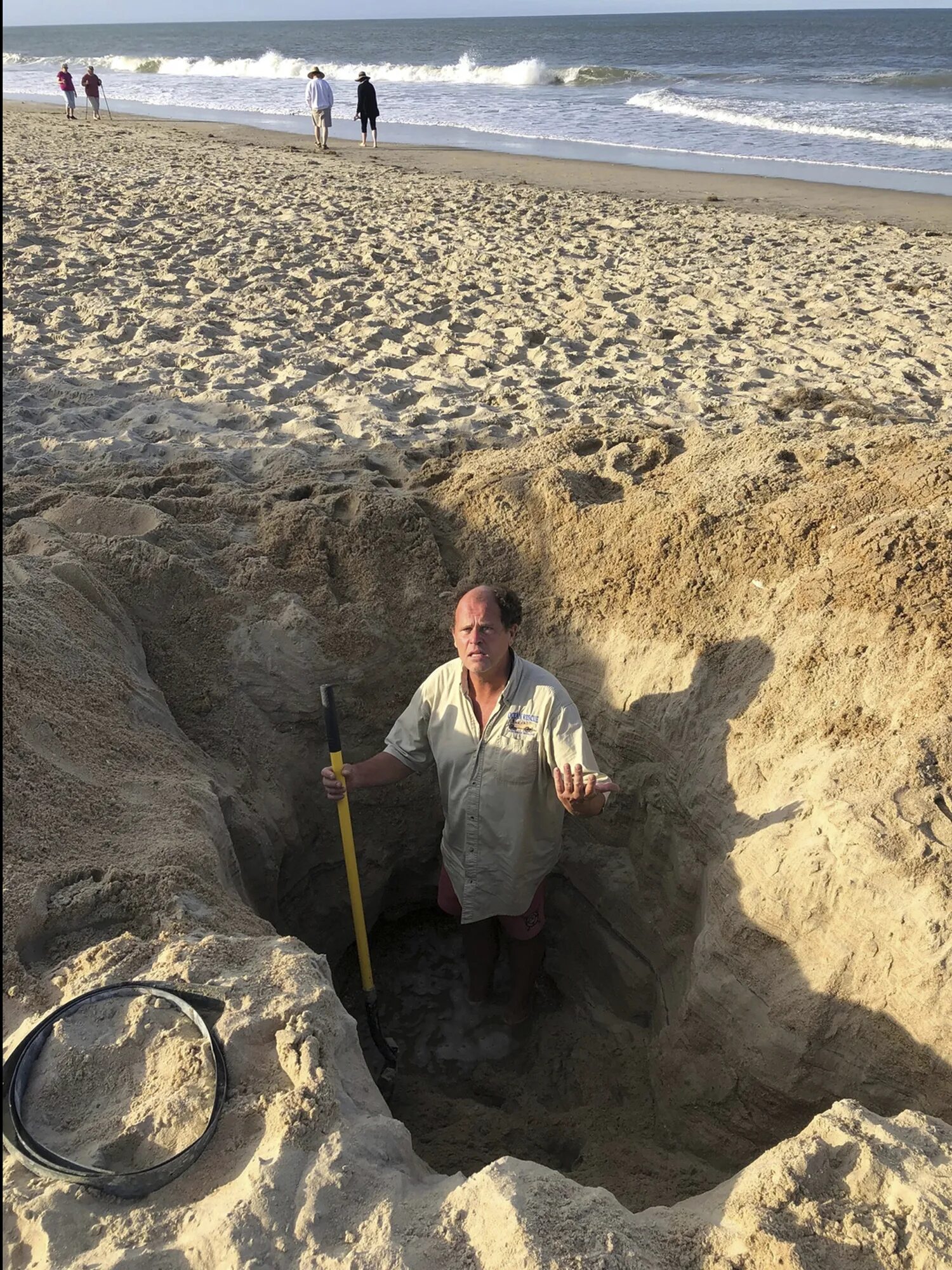 Digging holes. 400 Футов глубина. Man's hole Beach. Buried by the Ocean.