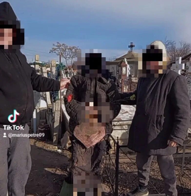 Бабка в огороде. Бабки на огороде. Бабушка с лопатой в огороде. Женщина копает огород. Женщина с лопатой на даче.