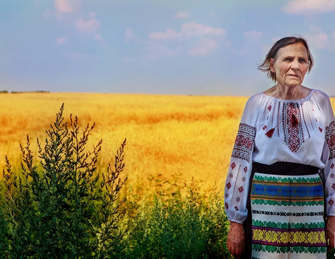 Пожилой украинец. Мать украинцев. Пожилая украинская женщина. Мама Украинка.