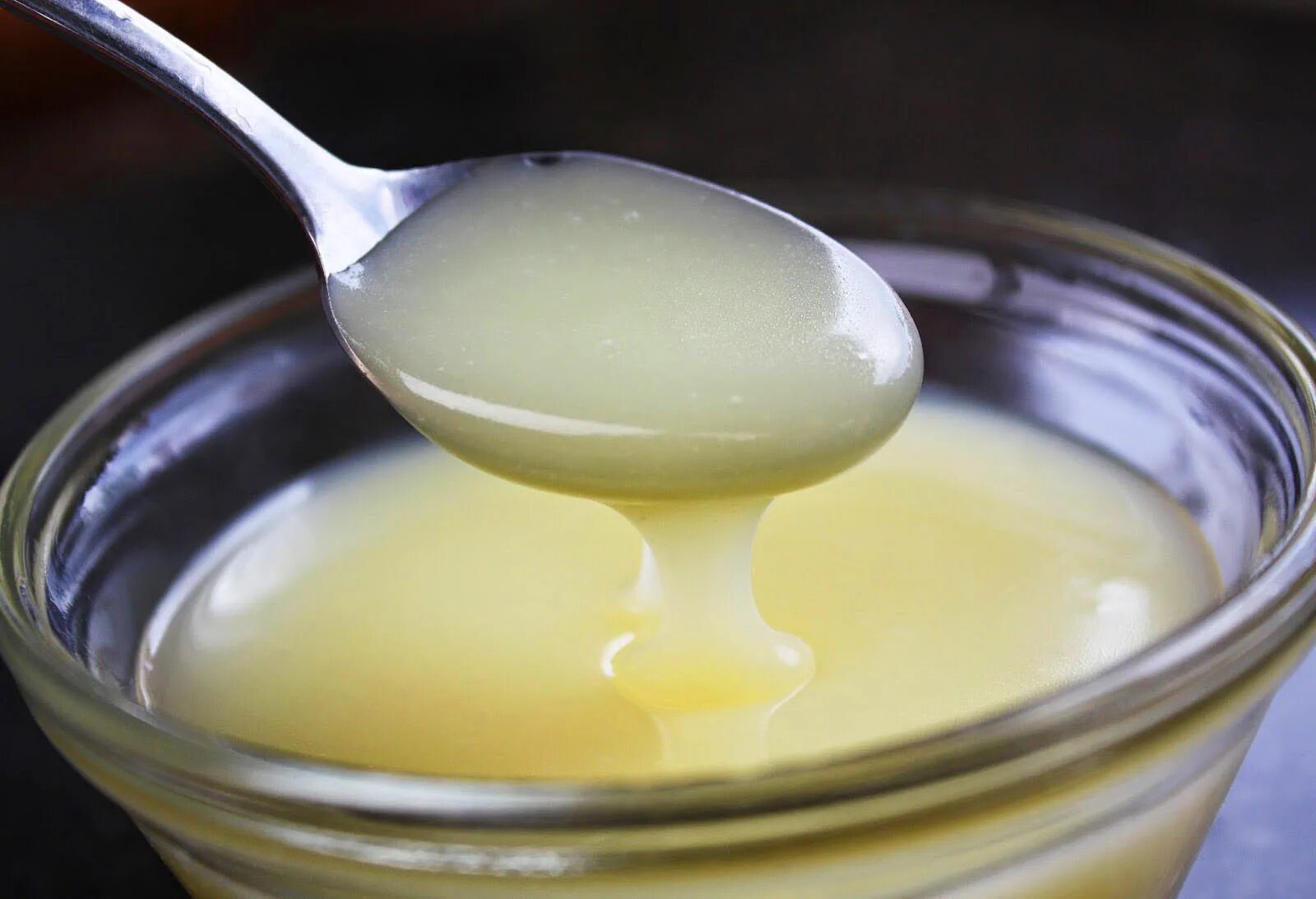 топленое молоко домашнее. домашняя молочко рецепт. сгущенное молоко в пиалке. молоко домашнее. сыр брынза из коровьего молока.