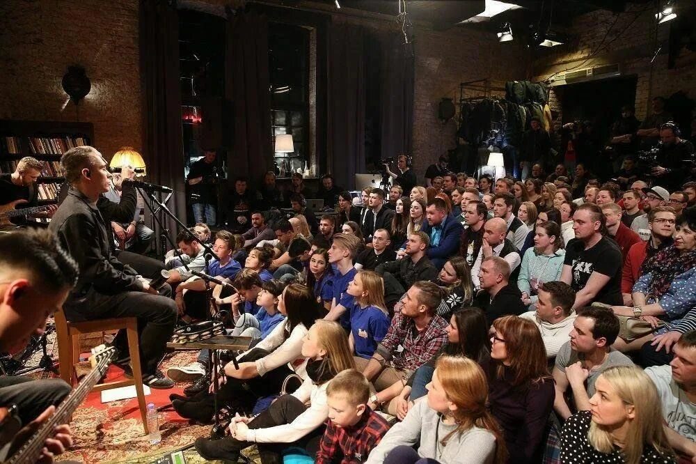 Квартирник молодежи. Квартирник в кафе. Молодежный квартирник. Квартирник в библиотеке фото. Квартирник для молодежи.