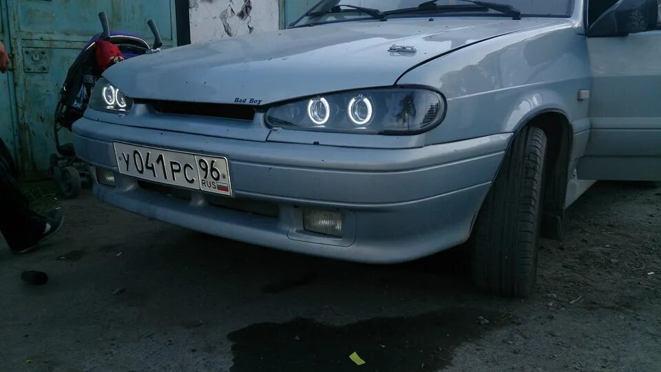 Белые фары 2114. Бэд бой ваз 2114. bad boy капот ваз 2114. реснички бэд бой 2114. ваз 2114 бэд бой с линзами.