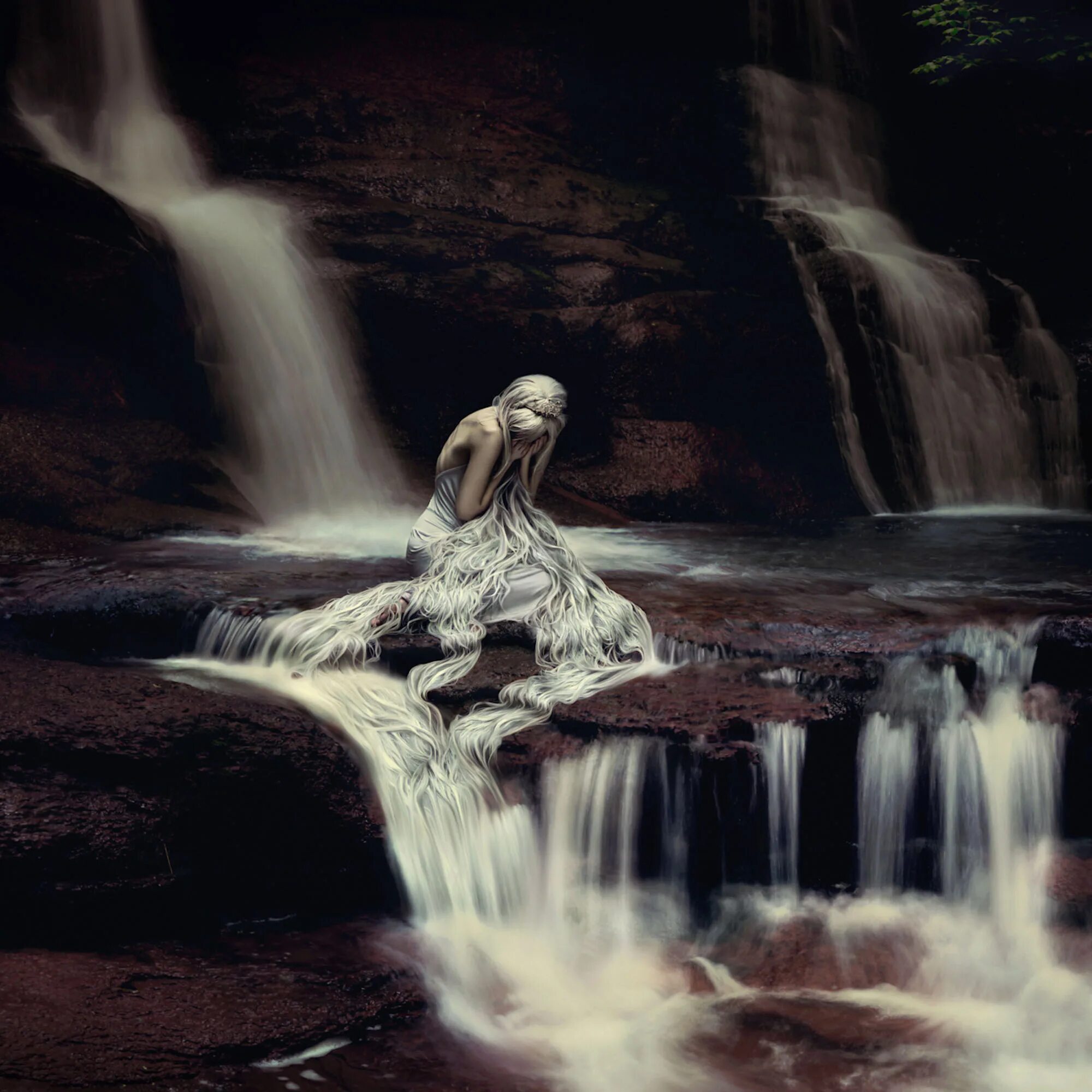 Девушка у водопада. Девушка водопад картина. Фотосессия у водопада. Девушка в водопаде арт.